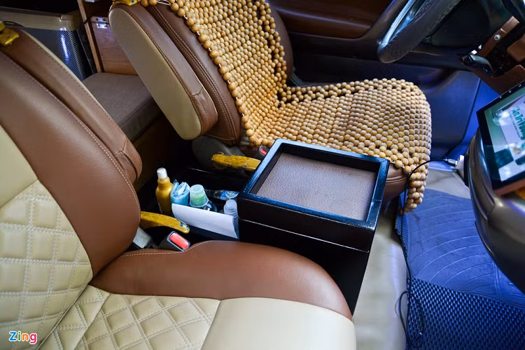 Vị trí giữa người lái và hành khách được lắp thêm một hộc chứa đồ có khả năng điều chỉnh lên xuống. Previa được trang bị tiêu chuẩn bệ tỳ tay riêng cho ghế lái và ghế hành khách phía trước.