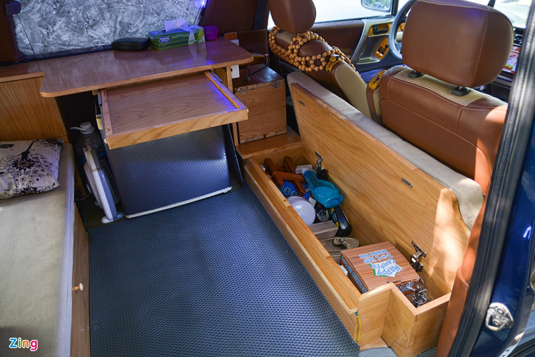 Giường ngủ bên trong có thể xếp gọn sau khi sử dụng, ở giữa được thiết kế một bàn ăn nhỏ dạng trượt. Phía dưới ghế ngồi là nơi chứa các vật dụng cần thiết cho những chuyến đi chơi xa.