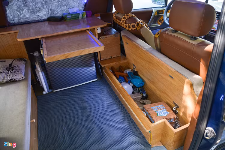 Giường ngủ bên trong có thể xếp gọn sau khi sử dụng, ở giữa được thiết kế một bàn ăn nhỏ dạng trượt. Phía dưới ghế ngồi là nơi chứa các vật dụng cần thiết cho những chuyến đi chơi xa.