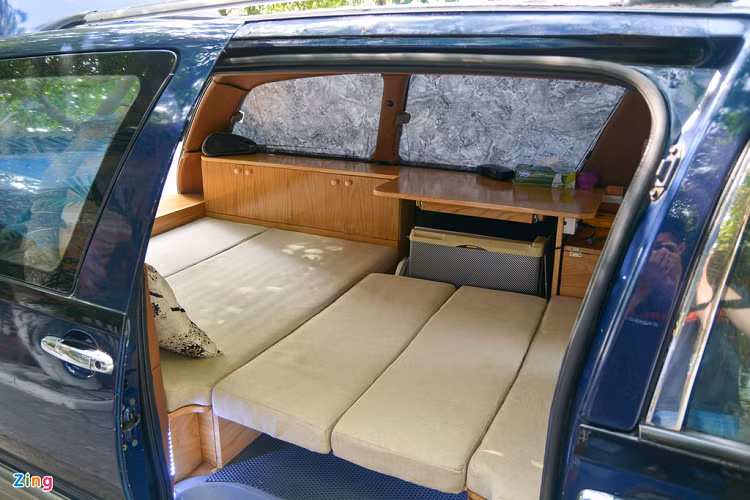 Bước vào bên trong, toàn bộ hàng ghế phía sau đã được gỡ bỏ, thay vào đó là những tấm gỗ được thiết kế thành giường, tủ, ghế ngồi... Phần kính phía sau dán họa tiết đá hoa cương để trang trí và giữ được sự riêng tư đối với bên ngoài. 