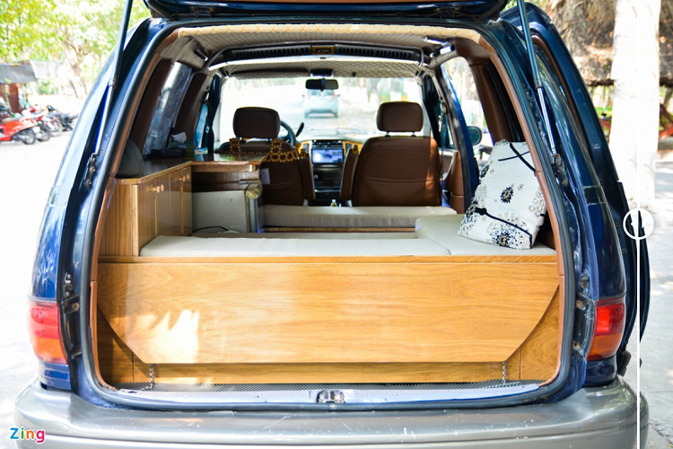 Khoang chứa đồ phía sau được trang bị một bàn ăn dạng gấp khá tiện dụng. 