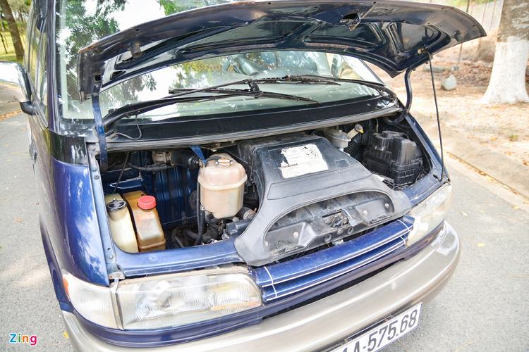 Cụm đèn chiếu sáng chính được nâng cấp từ bóng halogen thành bóng xenon dạng gương cầu giúp tăng thêm khả năng an toàn khi di chuyển. Xe được gắn thêm bậc lên xuống lấy từ mẫu Toyota Innova. Xe vẫn giữ nguyên khối động cơ 2.4L, 4 xi-lanh, sản sinh công suất 138 mã lực tại 5.000 vòng/phút và mô-men xoắn cực đại 208,7 Nm tại 4.000 vòng/phút.