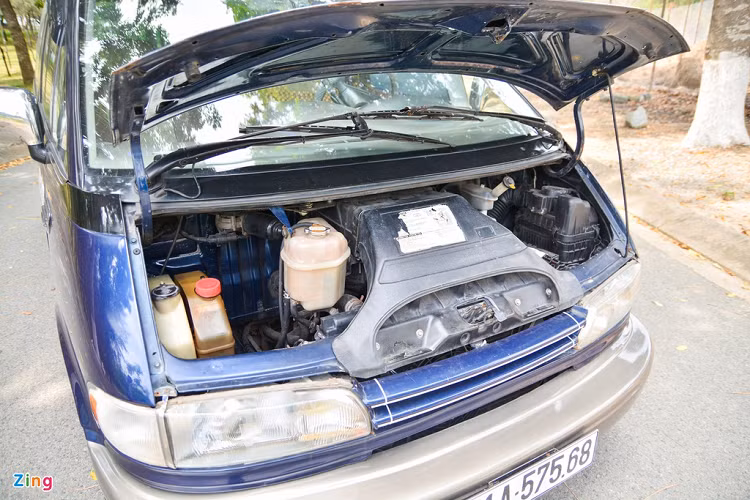 Cụm đèn chiếu sáng chính được nâng cấp từ bóng halogen thành bóng xenon dạng gương cầu giúp tăng thêm khả năng an toàn khi di chuyển. Xe được gắn thêm bậc lên xuống lấy từ mẫu Toyota Innova. Xe vẫn giữ nguyên khối động cơ 2.4L, 4 xi-lanh, sản sinh công suất 138 mã lực tại 5.000 vòng/phút và mô-men xoắn cực đại 208,7 Nm tại 4.000 vòng/phút.