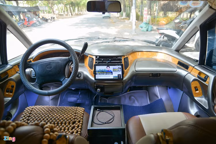 Khu vực khoang lái của Previa có thiết kế dạng đối xứng, chiếc Previa đời 1991 có cần số đặt sau vô-lăng khá đặc biệt.