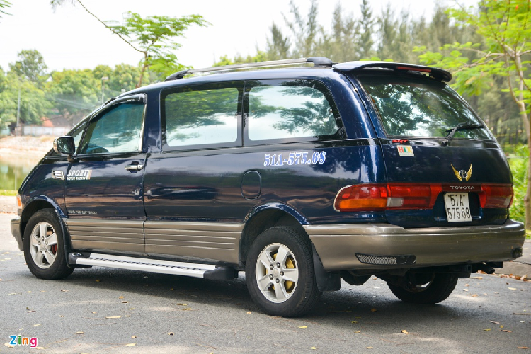Kiểu dáng nguyên bản của Toyota Previa đời 1991 vẫn được giữ nguyên và chỉ tinh chỉnh một số chi tiết ở thiết kế ngoại thất. Anh Thông, chủ xe, chia sẻ anh mua lại chiếc Previa 1991 từ một garage sửa xe ở Quảng Trị với giá tiền chưa đến 100 triệu đồng.