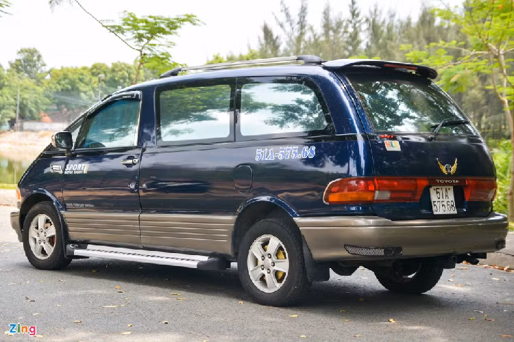 Kiểu dáng nguyên bản của Toyota Previa đời 1991 vẫn được giữ nguyên và chỉ tinh chỉnh một số chi tiết ở thiết kế ngoại thất. Anh Thông, chủ xe, chia sẻ anh mua lại chiếc Previa 1991 từ một garage sửa xe ở Quảng Trị với giá tiền chưa đến 100 triệu đồng.
