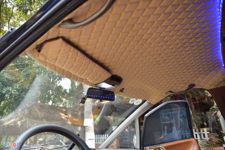 Trần xe được bọc da màu kem giúp cho bên trong xe có cảm giác sáng sủa hơn. Ngoài ra, chủ xe còn gắn thêm những dải đèn LED ở trên trần, dưới sàn... Bộ mâm nguyên bản đã được chủ cũ thay đổi thành loại có kích thước lớn hơn khiến cho khả năng vận hành của xe giảm đi đáng kể. Sau khi sở hữu xe, anh Thông quyết định thay lại bộ mâm 15 inch của Kia tương đương với kích thước mâm nguyên bản của Previa. 