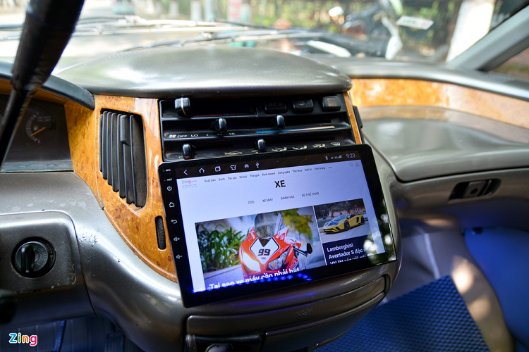 Anh Thông cũng đã trang bị thêm cho chiếc Previa của mình màn hình giải trí cảm ứng ở khu vực táp-lô. Màn hình giải trí này có khả năng hiển thị bản đồ GPS, kết nối internet... 