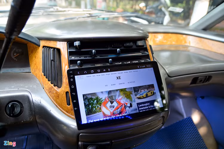 Anh Thông cũng đã trang bị thêm cho chiếc Previa của mình màn hình giải trí cảm ứng ở khu vực táp-lô. Màn hình giải trí này có khả năng hiển thị bản đồ GPS, kết nối internet... 
