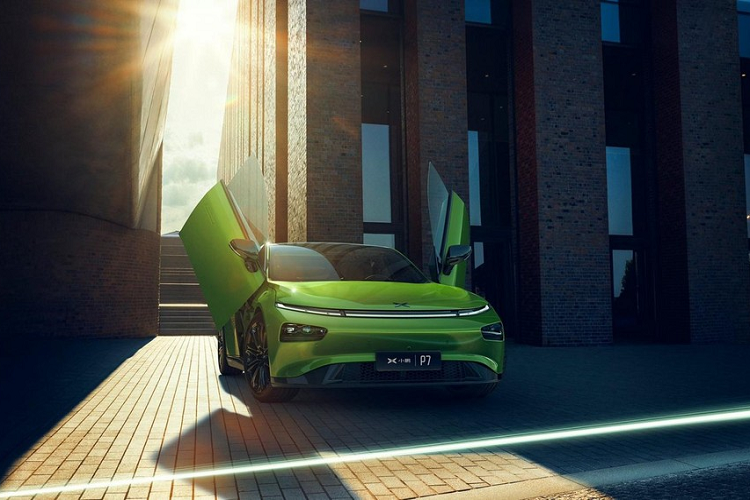Để đạt được lời hứa hẹn trên, mẫu xe điện Xpeng P7 Wing Limited Edition đã trang bị hệ thống cửa cắt kéo kiểu Lamborghini mà đảm bảo làm ai cũng phải ngoái nhìn. Điều đó đặc biệt đúng khi chúng còn đi kèm với màu sớn vàng-lục tươi sáng của chiếc xe được trưng bày tại Triển lãm Ô tô Quảng Châu 2020.