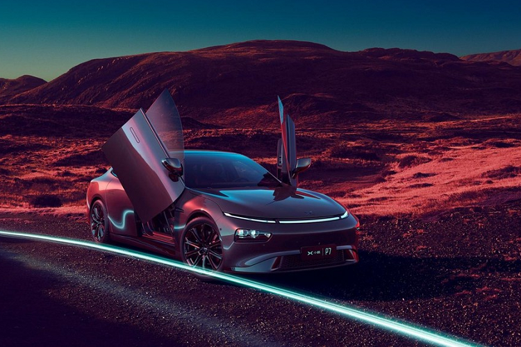 Chưa hết, bộ cánh cửa sành điệu này còn có thể mở khóa thông qua Bluetooth và chìa khóa kỹ thuật số NFC cũng như một ứng dụng smartphone và công nghệ hỗ trợ giọng nói tích hợp trong xe. Dĩ nhiên, người dùng cũng có thể mở bằng các phương thức truyền thống hơn như nút bấm mở khóa và chìa khóa thông minh. Đồng thời, nội thất xe sẽ có trang bị phần cứng và phần mềm XPILOT 3.0, cũng như hệ thống âm thanh kiểu như rạp hát Dynaudio 18 loa.