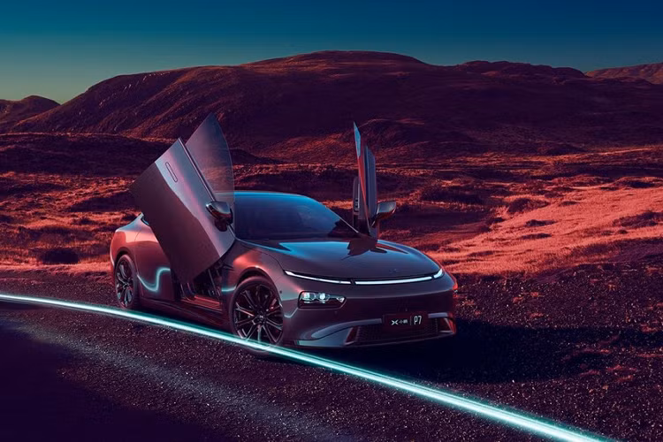 Chưa hết, bộ cánh cửa sành điệu này còn có thể mở khóa thông qua Bluetooth và chìa khóa kỹ thuật số NFC cũng như một ứng dụng smartphone và công nghệ hỗ trợ giọng nói tích hợp trong xe. Dĩ nhiên, người dùng cũng có thể mở bằng các phương thức truyền thống hơn như nút bấm mở khóa và chìa khóa thông minh. Đồng thời, nội thất xe sẽ có trang bị phần cứng và phần mềm XPILOT 3.0, cũng như hệ thống âm thanh kiểu như rạp hát Dynaudio 18 loa.