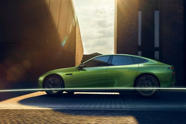 Tất nhiên, nhà sản xuất xe điện đến từ Trung Quốc không chỉ đơn thuần là thay mỗi bộ cửa cho P7 phiên bản giới hạn. Bộ cánh cửa này không chỉ mở đẹp mà ẩn chứa thiết bị radar công nghệ cao, qua đó có thể “tự động xác định chướng ngại vật và kiểm soát chuyển động của cửa trong quá trình mở.”