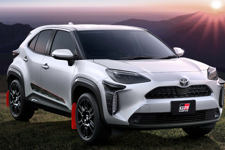 Bên cạnh đó, xe còn sở hữu bộ bodykit giúp thân xe mở rộng và cơ bắp hơn, tạo cái nhìn cứng cáp và bề thế. Phía sau nổi bật với ống xả kép thể thao. Toyota Yaris Cross được bổ sung cánh gió nhỏ trên mui và bộ khuếch tán giả cỡ lớn.