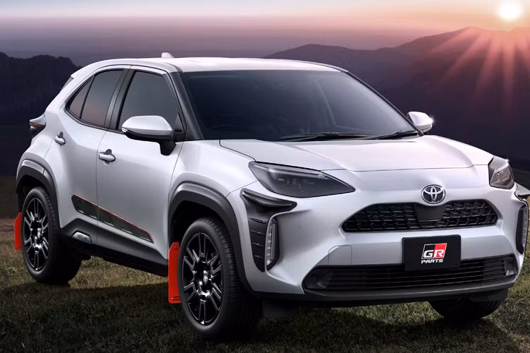 Bên cạnh đó, xe còn sở hữu bộ bodykit giúp thân xe mở rộng và cơ bắp hơn, tạo cái nhìn cứng cáp và bề thế. Phía sau nổi bật với ống xả kép thể thao. Toyota Yaris Cross được bổ sung cánh gió nhỏ trên mui và bộ khuếch tán giả cỡ lớn.