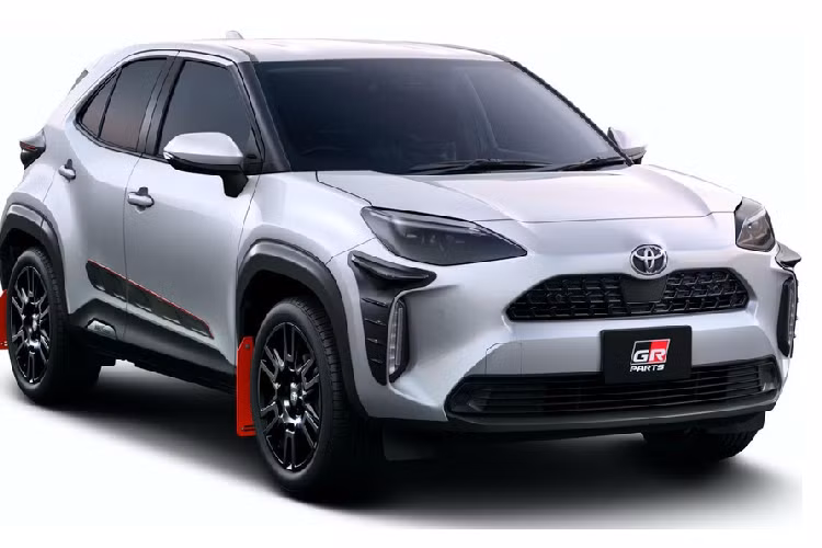 Dù vay mượn nhiều chi tiết từ Toyota Yaris GR, nhưng mẫu xe crossover Toyota Yaris Cross sở hữu kiểu dáng ấn tượng hơn. Bên cạnh đó, hãng xe Nhật Bản còn cung cấp 2 gói nâng cấp của TRD và Modellista. Những gói nâng cấp mới giúp Yaris Cross có ngoại hình thể thao, hầm hố hơn.