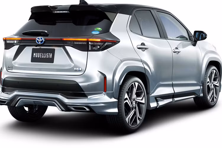 Yaris Cross dành cho thị trường châu Âu được sản xuất tại Pháp. Phiên bản cho thị trường Nhật Bản được sản xuất trong nước. Giá xe Toyota Yaris Cross từ 17.000 USD cho phiên bản tiêu chuẩn và 26.600 USD cho bản Hybrid. Sau khi ra mắt, Toyota Yaris Cross sẽ cạnh tranh với những mẫu SUV cỡ nhỏ như Hyundai Kona, Honda HR-V và Ford EcoSport.