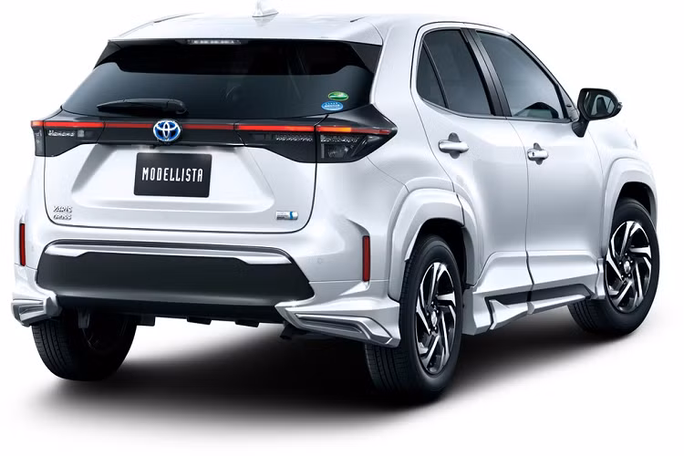 Toyota cung cấp 2 tùy chọn động cơ cho Yaris Cross. Đầu tiên là động cơ 3 xy-lanh 1.5L, sản sinh công suất 118 mã lực tại 6.600 vòng/phút và mô-men xoắn 145 Nm tại 4.800-5.200 vòng/phút. Đi kèm với động cơ này là hộp số vô cấp CVT và hệ dẫn động cầu trước hoặc hệ dẫn động 4 bánh với chế độ đa địa hình.