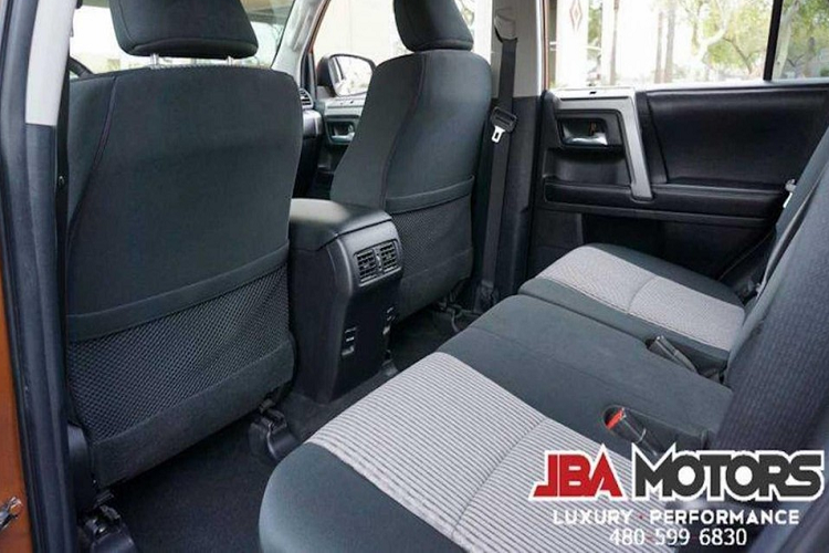 Để tương xứng với thiết kế “chống ngày tận thế”, 4Runner SR5 4x4 Custom có trang bị một bộ la-zăng off-road cỡ 18 inch, kết hợp lốp xe off-road Toyo M/T 33x12.50xR18, và một móc kéo xe phía sau.