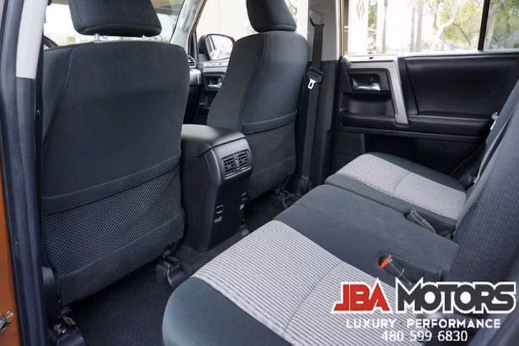 Để tương xứng với thiết kế “chống ngày tận thế”, 4Runner SR5 4x4 Custom có trang bị một bộ la-zăng off-road cỡ 18 inch, kết hợp lốp xe off-road Toyo M/T 33x12.50xR18, và một móc kéo xe phía sau.