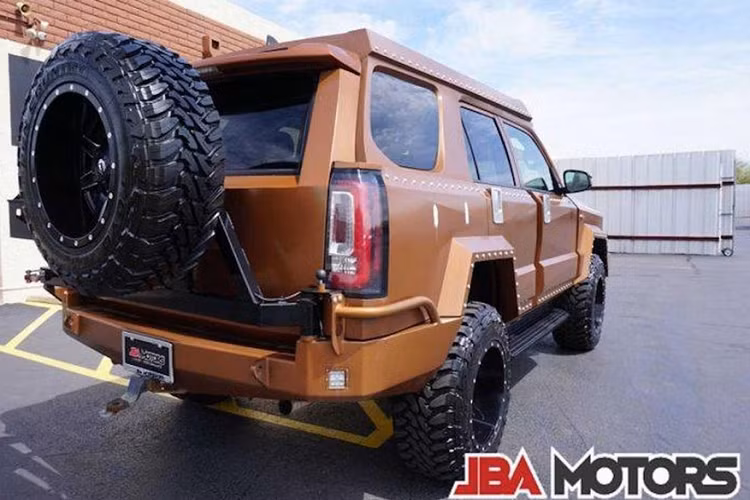 Chiếc xe thậm chí còn có trang bị một bình xăng phụ - phòng trường hợp bạn thực hiện một chuyến đi xa, tới những nơi hẻo lánh hoang vu.