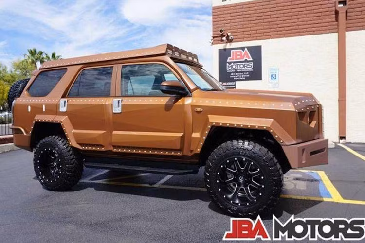 Độ xe bọc giáp không phải là một thứ gì mới mẻ, nhưng nói vậy không có nghĩa chiếc xe bọc giáp nào cũng giống nhau. Đôi lúc, chúng ta lại bắt gặp một chiếc xe bọc giáp Toyota 4Runner SR5 4x4 Custom 2016 gần như còn mới nguyên nhưng đầy phong cách và nổi bật như thế này.