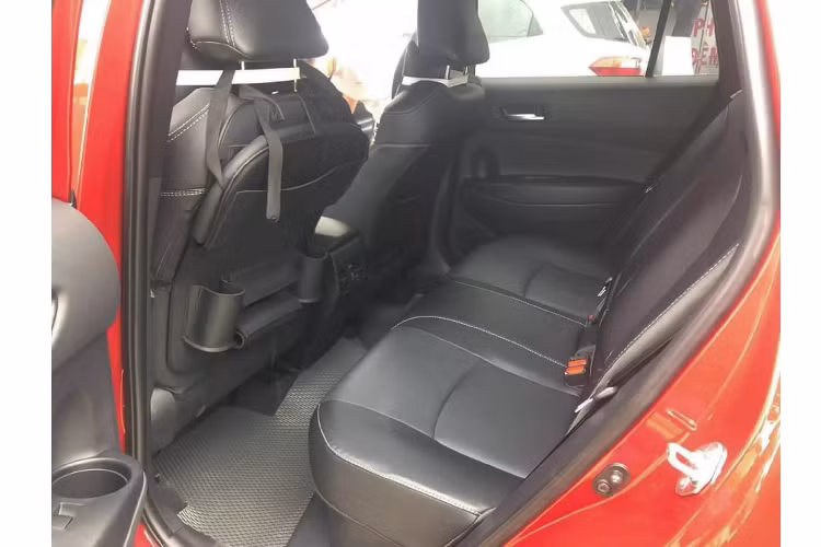 Toyota Corolla Cross phiên bản 1.8HV là “bước đệm” của Toyota Việt Nam để khách hàng Việt được tiếp cận và dần làm quen với xe hybrid trước khi hãng xe Nhật Bản đưa về nhiều dòng xe hybrid khác trong tương lai. Khác với các dòng xe khác sử dụng động cơ đốt trong đơn thuần, xe hybrid cần có kiến thức sử dụng và vận hành