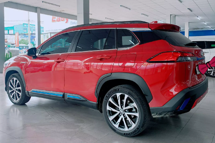 Hiện chưa rõ lý do gì khiến chủ xe nhanh chóng bán lại Toyota Corolla Cross phiên bản 1.8HV mới. Ngoài những lý do cá nhân, có lẽ chủ xe đã không mặn mà với Corolla Cross phiên bản 1.8HV mới hoặc họ có lựa chọn khác tốt hơn như nâng cấp lên các dòng xe sang.