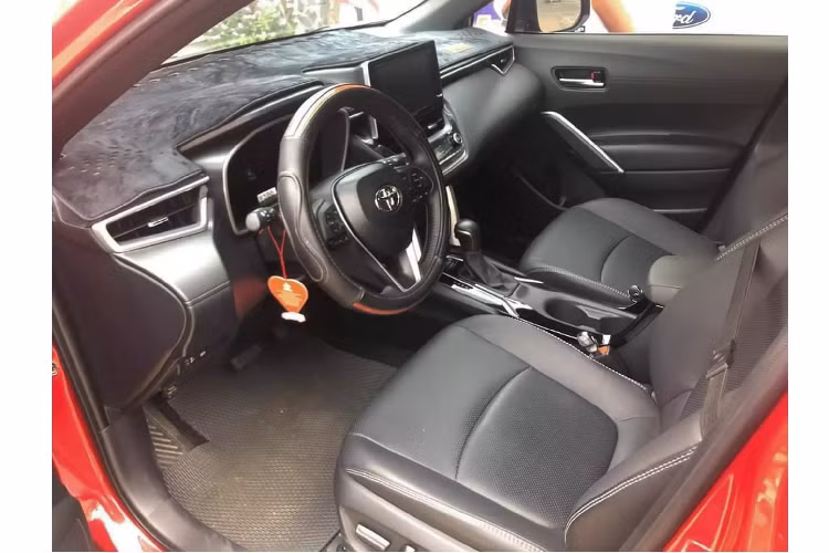 Trên thực tế, các phiên bản bán chạy của dòng xe Toyota Corolla Cross là phiên bản máy xăng 1.8L G tiêu chuẩn và phiên bản 1.8V. Trong khi Toyota Việt Nam không chú trọng nhiều đến doanh số của Corolla Cross phiên bản 1.8HV.