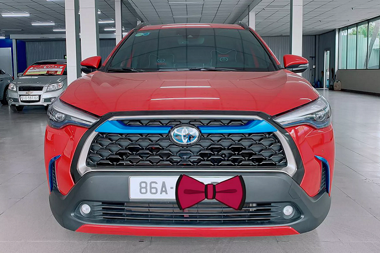 Ở chiếc Corolla Cross thế hệ mới này, theo thông tin người bán cung cấp, xe mới được đăng ký lần đầu hồi tháng 9/2020 với ODO dừng lại ở mức 3.000 km, quãng đường lăn bánh này có lẽ đã đủ để chủ nhân của nó trải nghiệm trọn vẹn Corolla Cross phiên bản 1.8HV mới.