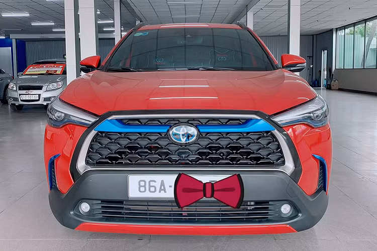 Ở chiếc Corolla Cross thế hệ mới này, theo thông tin người bán cung cấp, xe mới được đăng ký lần đầu hồi tháng 9/2020 với ODO dừng lại ở mức 3.000 km, quãng đường lăn bánh này có lẽ đã đủ để chủ nhân của nó trải nghiệm trọn vẹn Corolla Cross phiên bản 1.8HV mới.