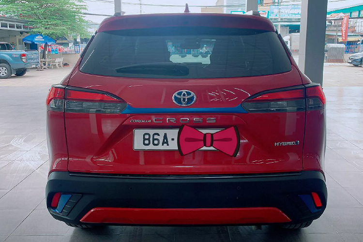 Theo tìm hiểu, chi phí sửa chữa xe hybrid còn tùy thuộc vào tình trạng hư hỏng của xe, cũng như các chi tiết khác liên quan. Riêng chi phí động cơ điện hybrid hoặc liên quan đến hybrid vẫn được bảo dưỡng với chi phí tương tự so với động cơ thường. Có thể chủ nhân của chiếc Toyota Corolla Cross 1.8HV này đã mang tâm lý “lo xa”, sợ thay thế pin và các bộ phận liên quan nên đã chọn phương án “an toàn” là bán lại xe trong một thời gian ngắn sử dụng.