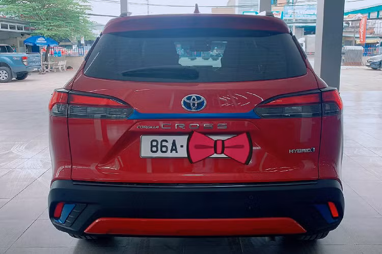 Theo tìm hiểu, chi phí sửa chữa xe hybrid còn tùy thuộc vào tình trạng hư hỏng của xe, cũng như các chi tiết khác liên quan. Riêng chi phí động cơ điện hybrid hoặc liên quan đến hybrid vẫn được bảo dưỡng với chi phí tương tự so với động cơ thường. Có thể chủ nhân của chiếc Toyota Corolla Cross 1.8HV này đã mang tâm lý “lo xa”, sợ thay thế pin và các bộ phận liên quan nên đã chọn phương án “an toàn” là bán lại xe trong một thời gian ngắn sử dụng.