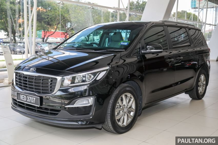 Mẫu xe MPV Kia Grand Carnival 2020 (Kia Sedona 2020 tại Việt Nam) hiện đang được bán tại Malaysia, tuy nhiên xe chỉ có một biến thể duy nhất 2.2D với 11 chỗ ngồi. Giá xe Kia Sedona 2020 phiên bản này bán ra từ 179.888 RM (khoảng 967 triệu đồng).