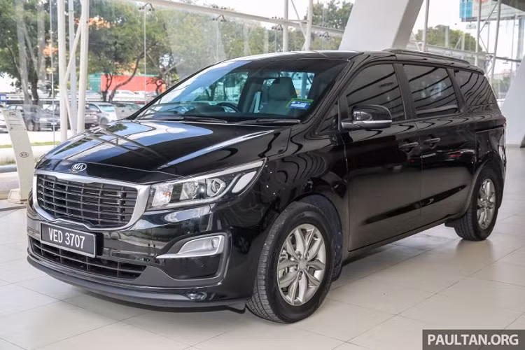Mẫu xe MPV Kia Grand Carnival 2020 (Kia Sedona 2020 tại Việt Nam) hiện đang được bán tại Malaysia, tuy nhiên xe chỉ có một biến thể duy nhất 2.2D với 11 chỗ ngồi. Giá xe Kia Sedona 2020 phiên bản này bán ra từ 179.888 RM (khoảng 967 triệu đồng).