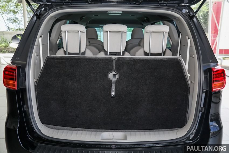 Hành khách có thể sử dụng các tấm che nắng ở hàng ghế thứ 2 và thứ 3. Kia Sedona 2020 còn tích hợp 4 cổng USB cũng như ổ cắm điện cho ghế sau. Về mặt an toàn, mẫu xe 11 chỗ được trang bị hệ thống kiểm soát cân bằng điện tử, hỗ trợ khởi hành ngang dốc và 6 túi khí. Đáng tiếc là xe không có cảnh báo va chạm điểm mù với cảnh báo giao thông phía sau như trước đây.