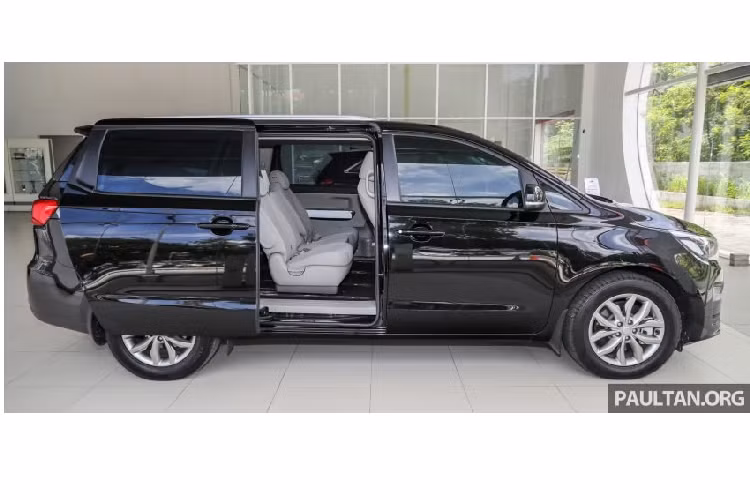 Một nhược điểm khác là mặc dù có 11 chỗ ngồi nhưng Kia Sedona 2020 chỉ thực sự lý tưởng khi chở 8 người (2-2-2-2). Phiên bản trước đây cũng có 8 chỗ ngồi nhưng ghế lớn hơn và thoải mái hơn do có bố trí 2-3-3. Về mặt tích cực, xe hiện có 4 bộ móc ghế Isofix (tiến bộ hơn so với 3 bộ trong cấu hình cũ). Khách hàng có thể lựa chọn 4 màu là Trắng Snow White, Bạc Silky, Đen Aurora và Xám Panthera.