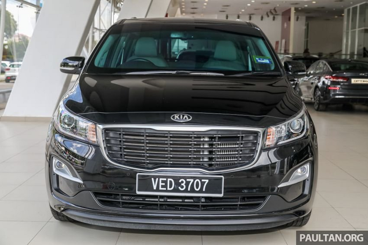 Kia Sedona 2020 mới tại Malaysia chỉ có duy nhất 1 phiên bản. Các biến thể 8 chỗ trước đây là KX và SX đã bị ngừng sản xuất. Biến thể mới trang bị động cơ tăng áp diessel 2,2 lít sản sinh công suất 197 mã lực tại vòng tua 3.800 vòng/phút và mô-men xoắn 440 Nm tại dải vòng tua 1.750-2.750 vòng/phút. Động cơ kết hợp với hộp số tự động 8 cấp.