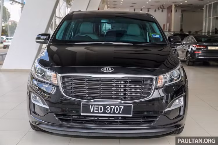 Kia Sedona 2020 mới tại Malaysia chỉ có duy nhất 1 phiên bản. Các biến thể 8 chỗ trước đây là KX và SX đã bị ngừng sản xuất. Biến thể mới trang bị động cơ tăng áp diessel 2,2 lít sản sinh công suất 197 mã lực tại vòng tua 3.800 vòng/phút và mô-men xoắn 440 Nm tại dải vòng tua 1.750-2.750 vòng/phút. Động cơ kết hợp với hộp số tự động 8 cấp.