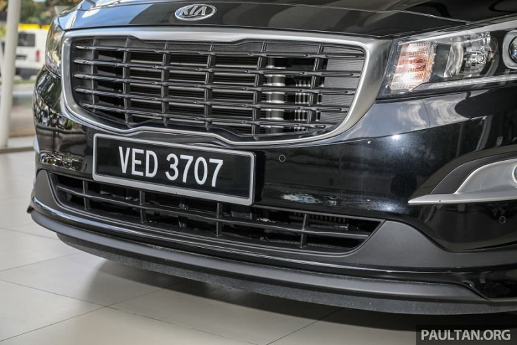 Kia Sedona 2020 mới khổng lồ. Ở bên ngoài, Kia Sedona 2020 có đèn pha halogen, đèn ban ngày LED cùng với đèn sương mù projector. Bên cạnh đó, xe trang bị cặp cửa trượt tự động và đèn hậu LED. Lazăng hợp kim 18 inch màu bạc nằm trong lốp 235/60. Xe có hệ thống treo MacPherson ở phía trước và thiết lập đa liên kết ở phía sau.