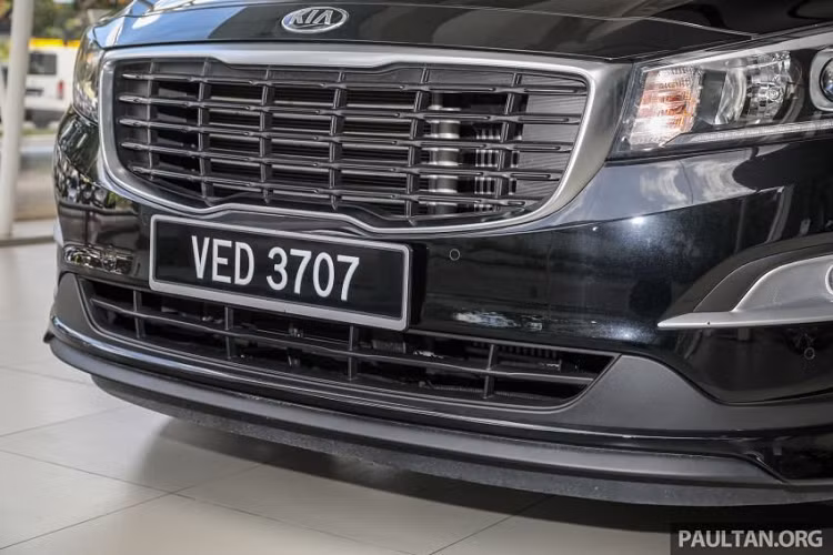 Kia Sedona 2020 mới khổng lồ. Ở bên ngoài, Kia Sedona 2020 có đèn pha halogen, đèn ban ngày LED cùng với đèn sương mù projector. Bên cạnh đó, xe trang bị cặp cửa trượt tự động và đèn hậu LED. Lazăng hợp kim 18 inch màu bạc nằm trong lốp 235/60. Xe có hệ thống treo MacPherson ở phía trước và thiết lập đa liên kết ở phía sau.