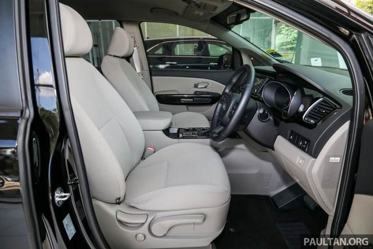 Kia Sedona 2020 độ phục vụ cao. Kia Sedona 2020 có cụm đồng hồ analog, chìa khóa thông minh, nút bấm khởi động và vô lăng gật gù bọc da. Xe cũng bao gồm kết nối Bluetooth, điều khiển hành trình và nhận dạng giọng nói.