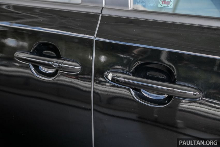 Kia Sedona bản 11 chỗ ưu thế về không gian. Bên trong, ghế Multiflex bọc vải cho phép người dùng bố trí ghế ngồi đa dạng. Ghế trước bây giờ chỉ có điều chỉnh thủ công chứ không phải tự động như trước. Trong khi đó, hàng ghế thứ 2 và thứ 3 có thể gập 40:20:40.