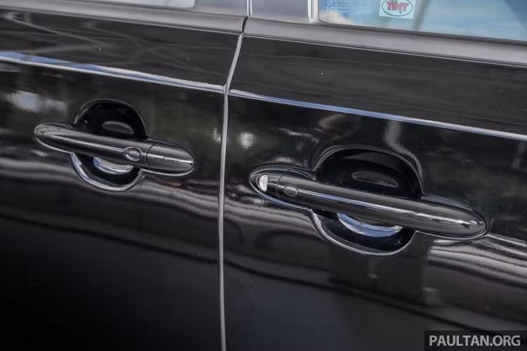 Kia Sedona bản 11 chỗ ưu thế về không gian. Bên trong, ghế Multiflex bọc vải cho phép người dùng bố trí ghế ngồi đa dạng. Ghế trước bây giờ chỉ có điều chỉnh thủ công chứ không phải tự động như trước. Trong khi đó, hàng ghế thứ 2 và thứ 3 có thể gập 40:20:40.