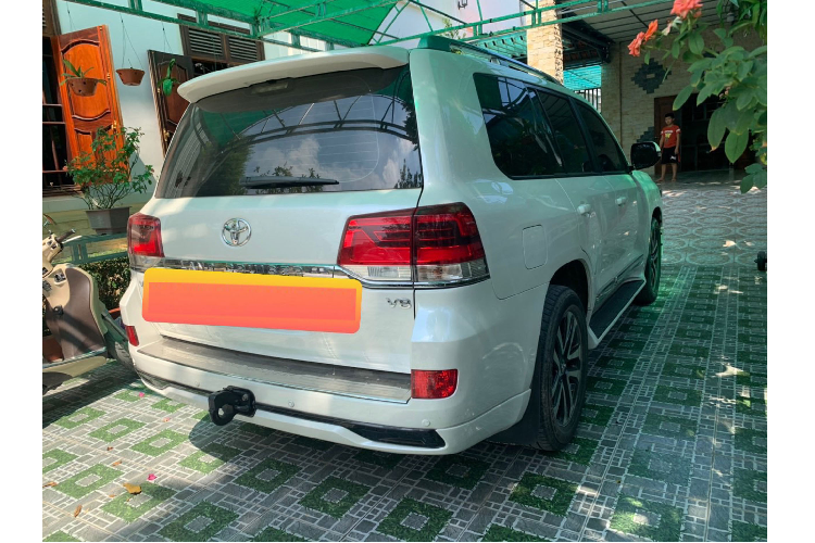 Land Cruiser đi kèm với nhiều trang bi an toàn như tính năng chống bó cứng phanh, hỗ trợ phanh khẩn cấp, phân phối lực phanh điện tử, cân bằng điện tử, khởi động ngang dốc, lựa chọn vận tốc vượt địa hình, các chế độ thích nghi địa hình và 10 túi khí...