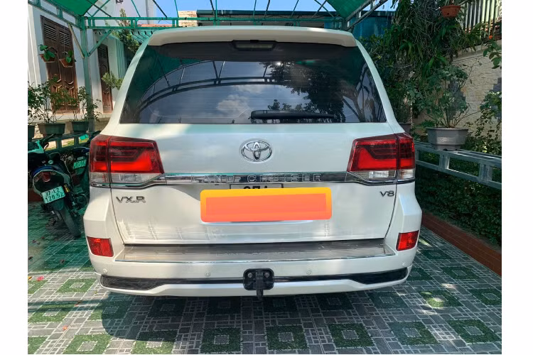 Nhìn chung, so với các phiên bản máy xăng, Land Cruiser 2018 máy dầu còn hiếm ở thị trường Việt Nam. Mặc dù giá bán khá cao, hơn 5 tỷ đồng cho một chiếc đời 2018 đã qua sử dụng, nhưng Land Cruiser vẫn có sức hút từ một bộ phận người tiêu dùng trong nước, họ là những khách hàng có điều kiện kinh tế khá giả, chuộng xe SUV full-size “ăn chắc mặc bền” và thích động cơ dầu!