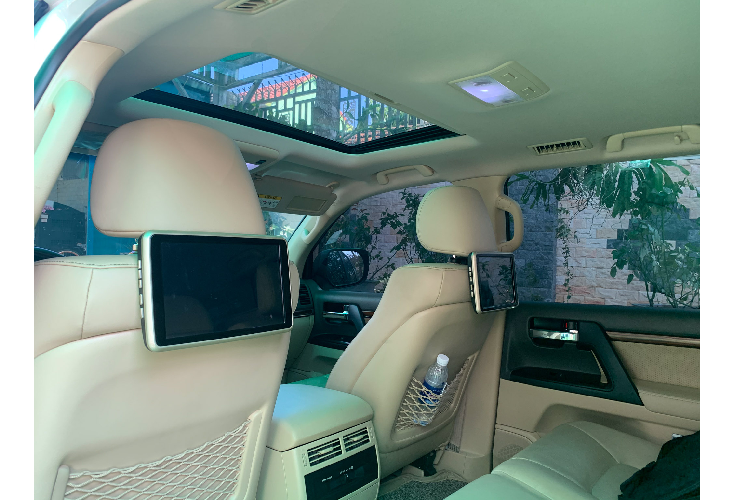 Hệ thống điều hòa tự động 2 vùng tự động độc lập với cửa gió cho hàng ghế thứ 3. Ngoài ra mẫu xe này còn được trang bị camera 360 độ, bậc lên xuống xếp điện, cửa sổ trời, cốp sau đóng mở bằng điện…