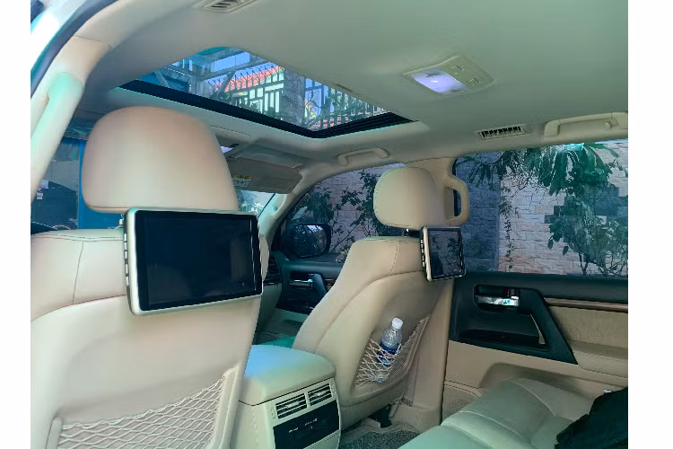 Hệ thống điều hòa tự động 2 vùng tự động độc lập với cửa gió cho hàng ghế thứ 3. Ngoài ra mẫu xe này còn được trang bị camera 360 độ, bậc lên xuống xếp điện, cửa sổ trời, cốp sau đóng mở bằng điện…