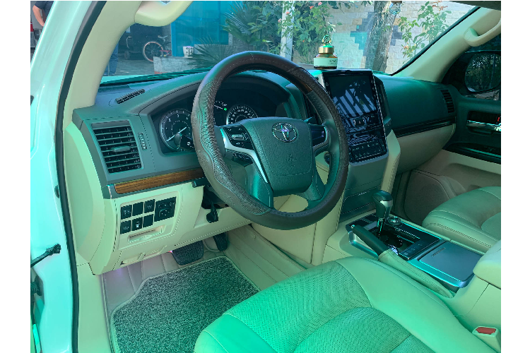 Sức mạnh được truyền xuống bốn bánh (4WD) thông qua hộp số tự động 6 cấp (6AT). Theo nhà sản xuất, động cơ dầu 4.5L này có mức tiêu thụ nhiên liệu trung bình khoảng 10,5 lít/100km. Ngoài dòng Land Cruiser, động cơ dầu V8 4.5L (1VD-FTV) này còn được hãng xe Toyota lắp trên mẫu SUV hạng sang – Lexus LX phiên bản “450d” máy dầu được bán ở các thị trường như Nga.