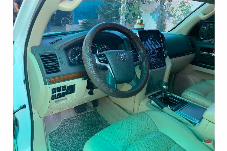 Sức mạnh được truyền xuống bốn bánh (4WD) thông qua hộp số tự động 6 cấp (6AT). Theo nhà sản xuất, động cơ dầu 4.5L này có mức tiêu thụ nhiên liệu trung bình khoảng 10,5 lít/100km. Ngoài dòng Land Cruiser, động cơ dầu V8 4.5L (1VD-FTV) này còn được hãng xe Toyota lắp trên mẫu SUV hạng sang – Lexus LX phiên bản “450d” máy dầu được bán ở các thị trường như Nga.